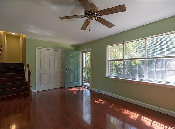 5th image of 922 Oakridge Dr