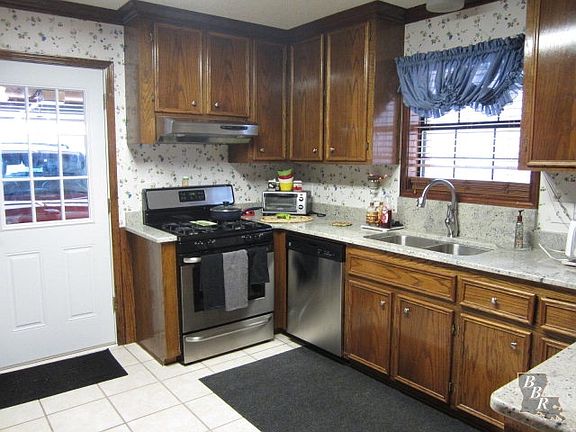 4th image of 404 Jefferson Dr
