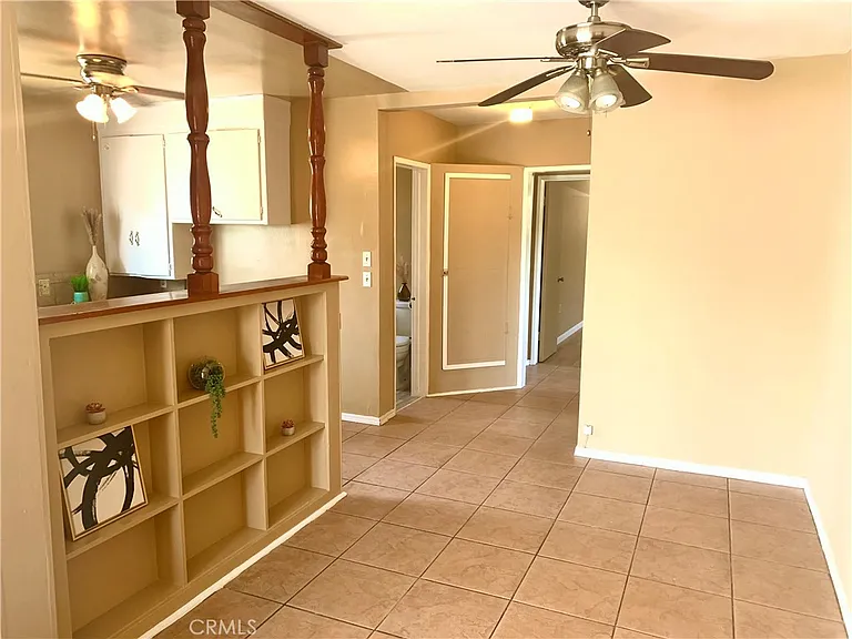 550 N Valencia Pl — Photo 2
