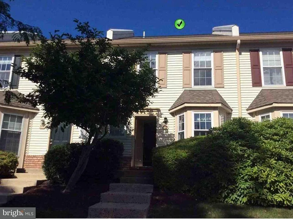 374 Hartford Sq — Photo 3