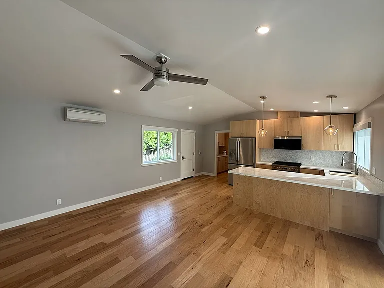 1665 Laurel Ave — Photo 5