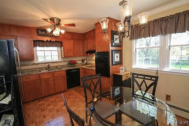 4 bed, 2.5 bath, 2484 sqft, $2,800 — Photo 3