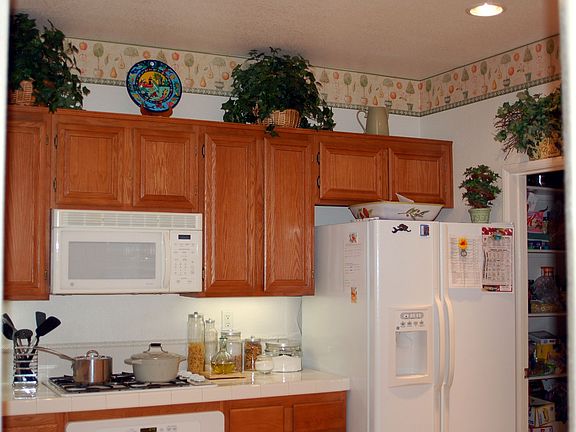 Large Kitchen with walk in pantry 