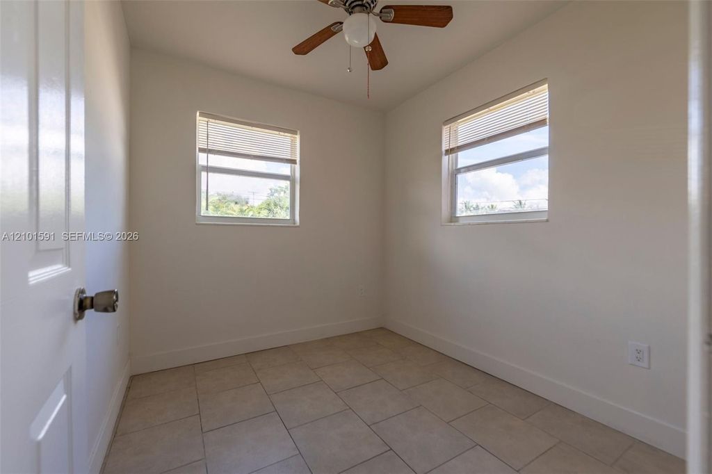 2340 NE 3rd Ave, photo 5