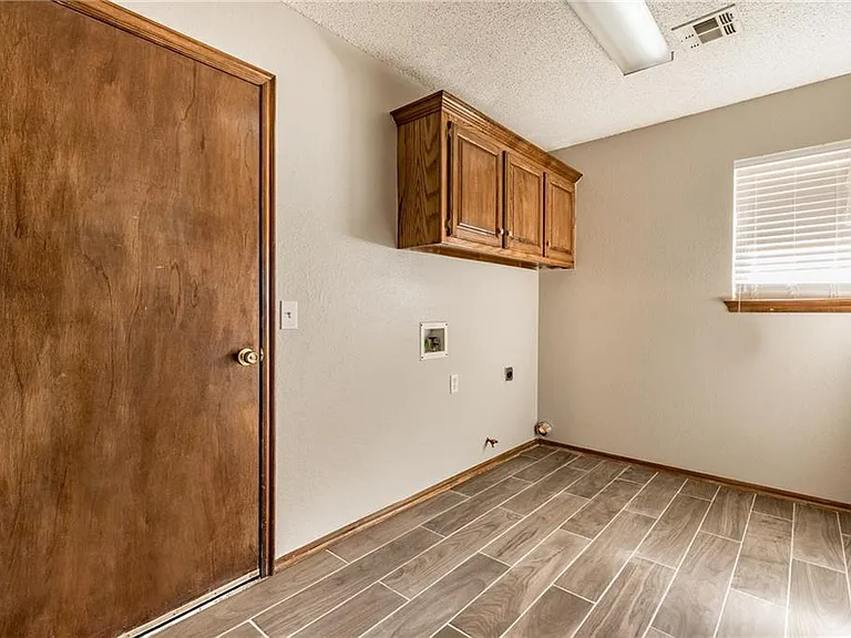 8901 NW 85th Pl — Photo 2