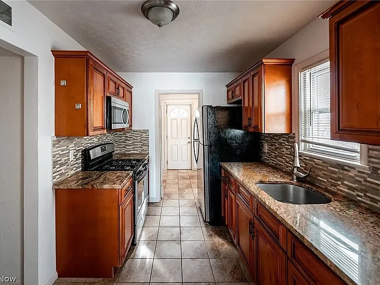 1211 Clearview Ave — Photo 5