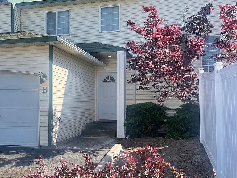 1420 S Skyline Dr — Photo 1