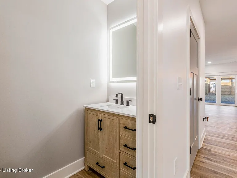 923 E Oak St — Photo 29