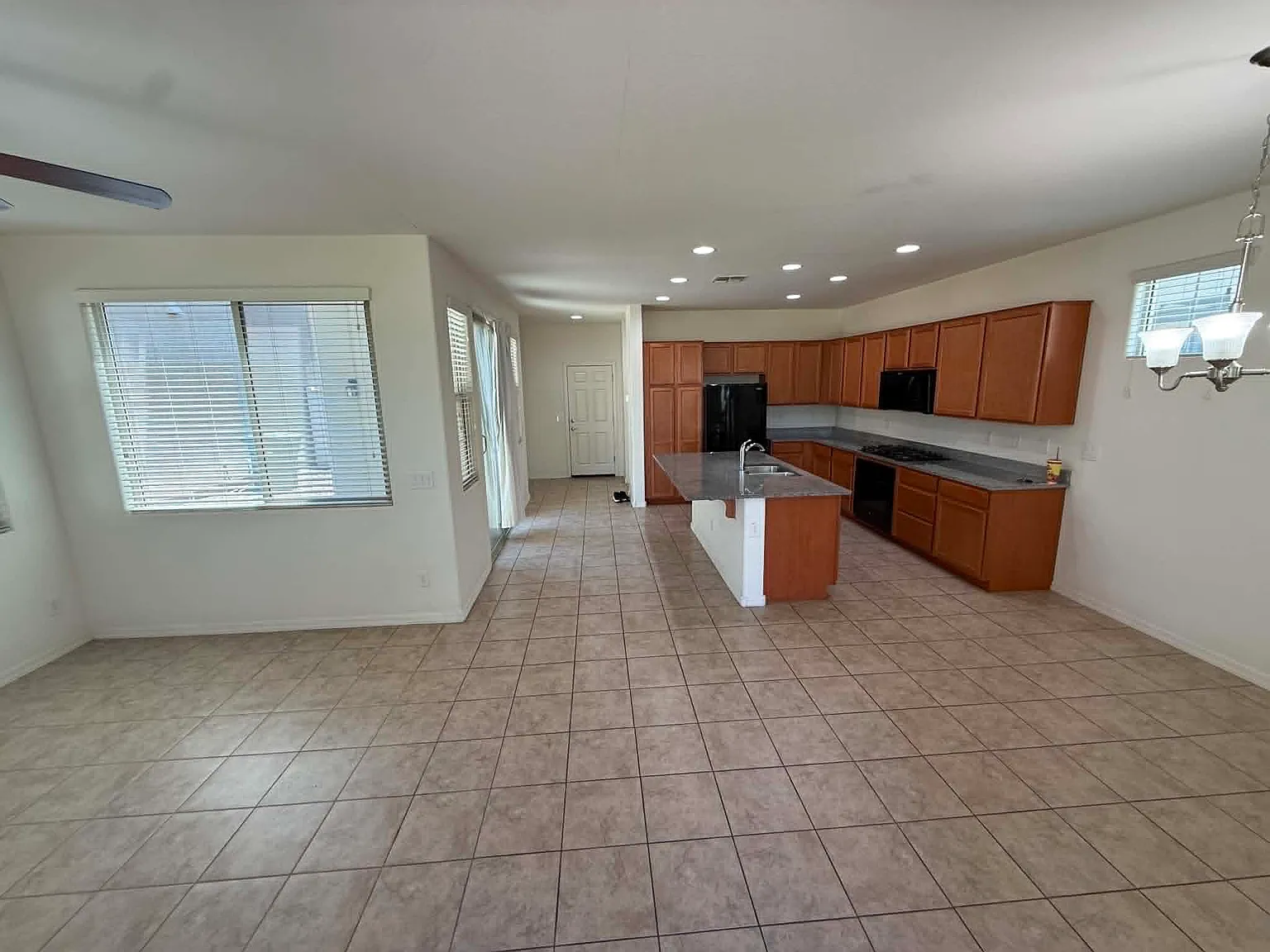 3 bed, 1944 sqft, $2,200 — Photo 4