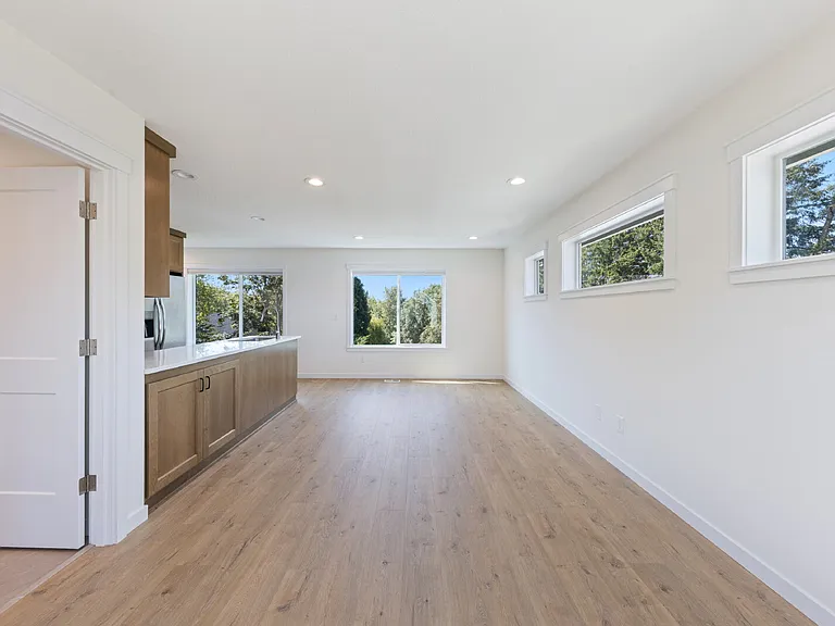 210 NE Ford St — Photo 11