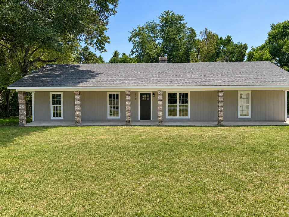 512 Lakeside Dr
