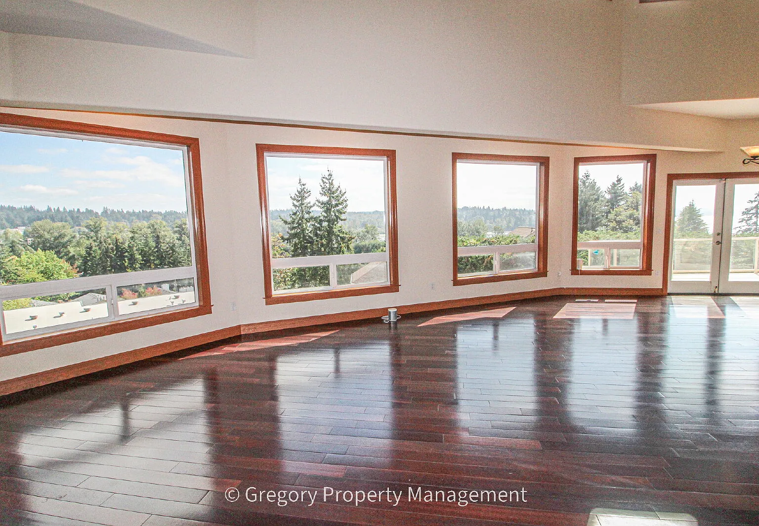 4 bed, 4.0 bath, 4550 sqft, $7,500 — Photo 4