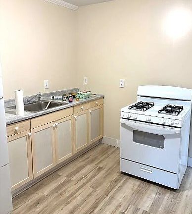 5th image of 744 Railroad Ave #1