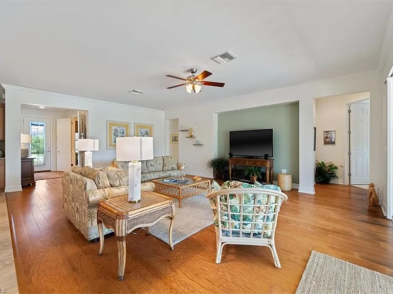 6140 Victory Dr — Photo 8