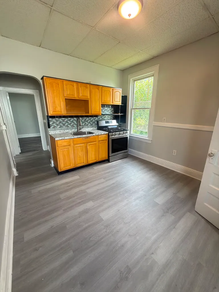 3 bed, $2,550 — Photo 2