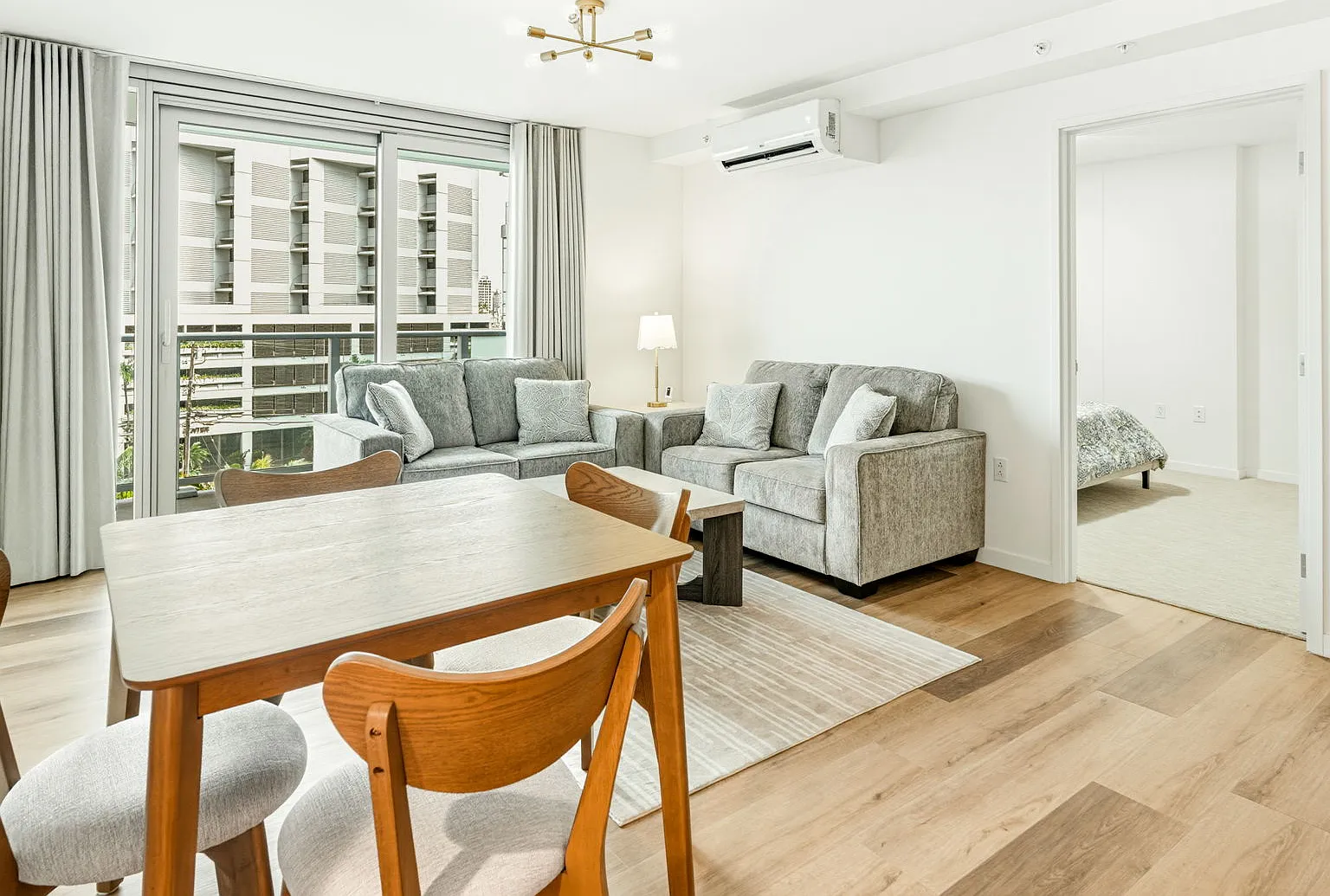 2 bed, 914 sqft, $4,200 — Photo 4