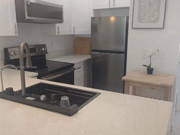 600 Layne Blvd APT 122, Hallandale, FL 33009