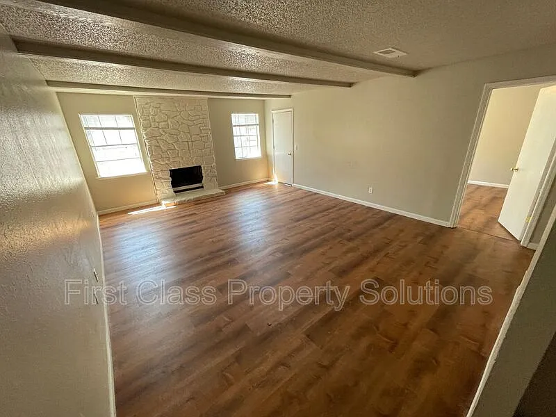 3 bed, 2.0 bath, 1450 sqft, $1,075 — Photo 2