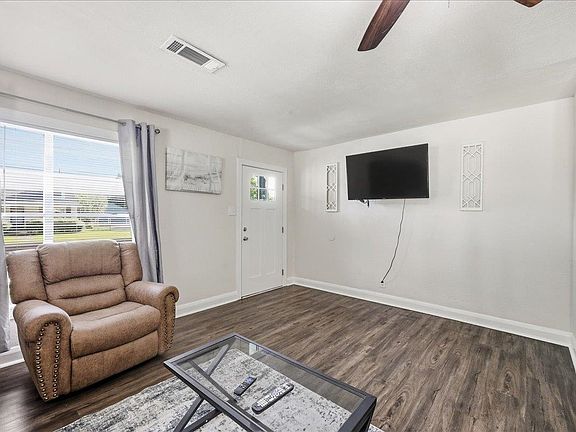 5th image of 3841 Stuart Ave