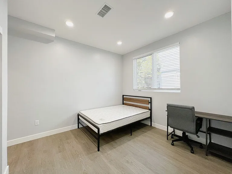 2641 S Budlong Ave — Photo 20