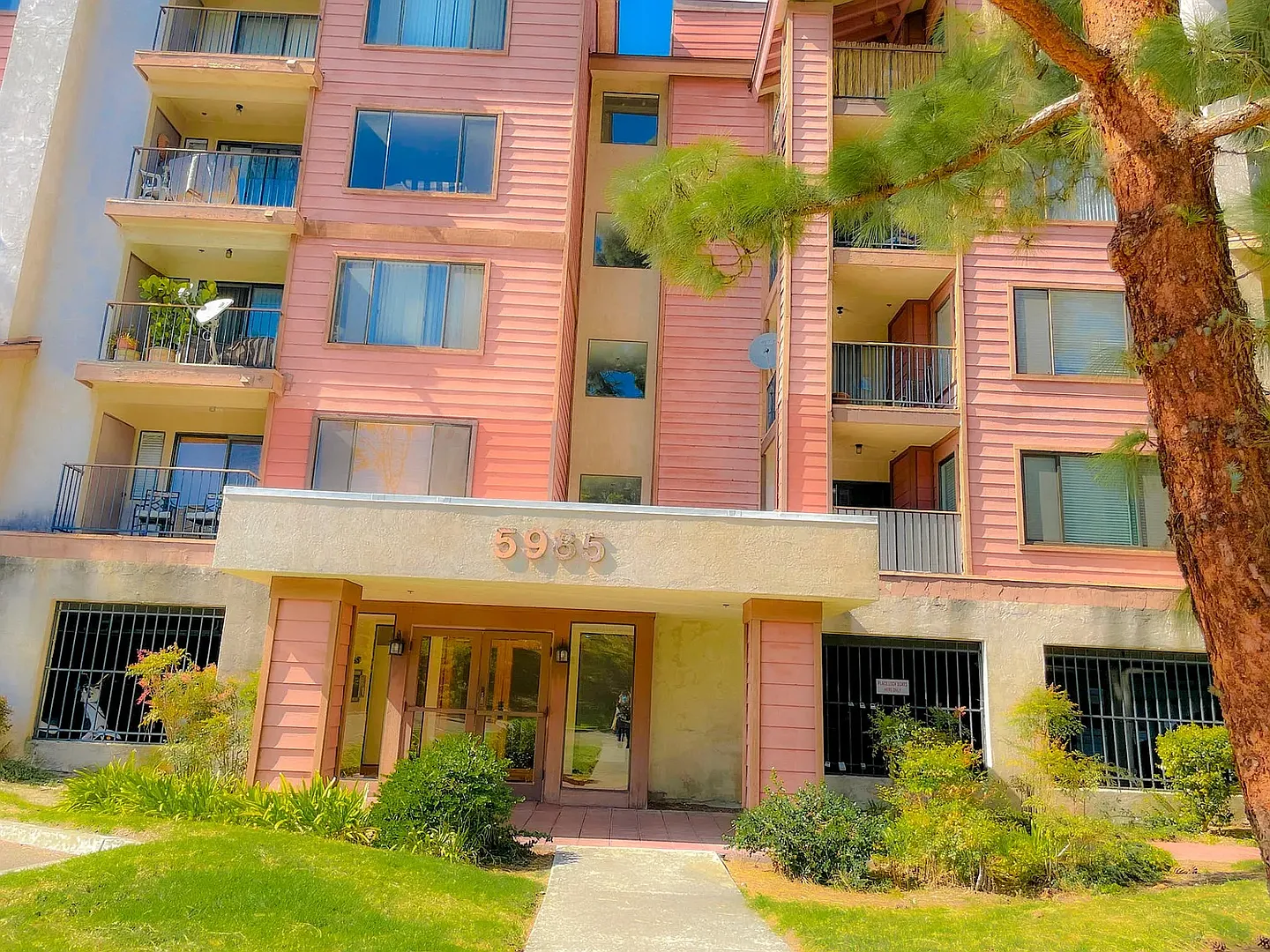 Gorgeous 2 Bedroom 2 Baths Unit With Great View! — Photo 1