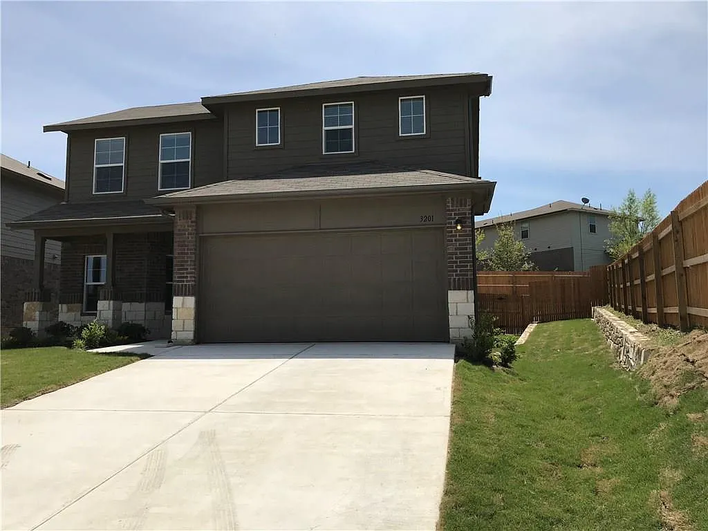 4 bed, 2.5 bath, 2341 sqft, $2,300 — Photo 3