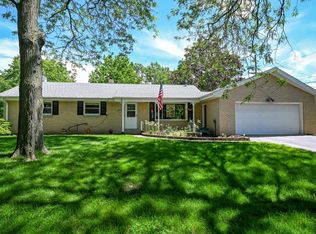 3830 S Sunny View Dr, New Berlin, WI 53151