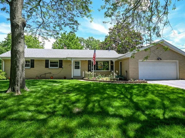 3830 South Sunny View DRIVE, New Berlin, WI 53151
