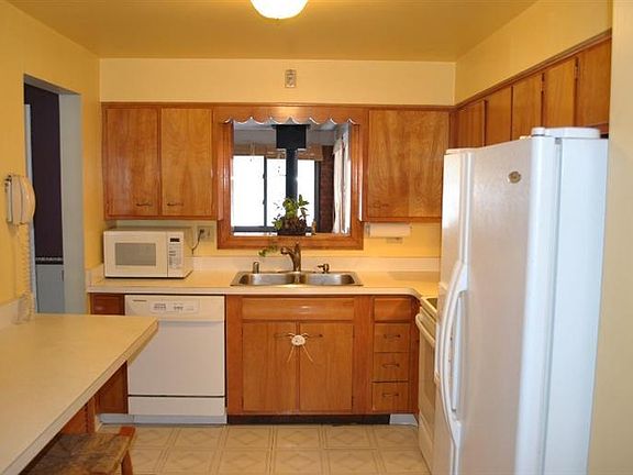 5th image of 675 Crawford Dr