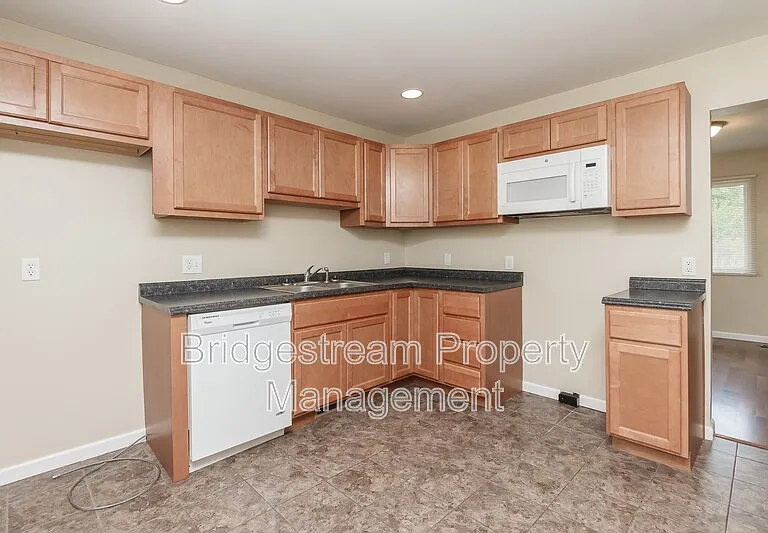 340 Walnut St — Photo 15