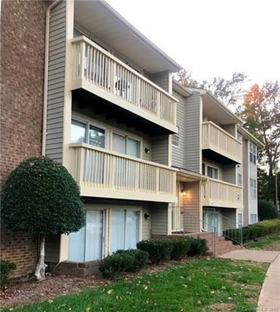 3 Bedroom Condo across from UNCC — Photo 2