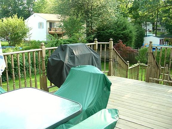 4th image of 8 Peggy Ln