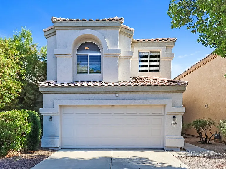 3424 E Rockwood Dr — Photo 1