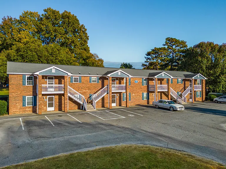 Holly Leaf Apartments — Photo 16