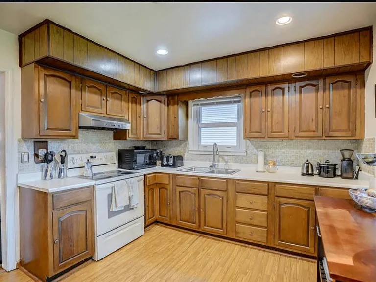 2821 Commercial Ave — Photo 5