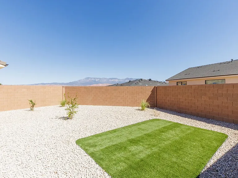 419 S 2250 W — Photo 28