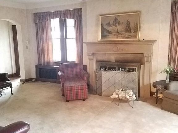 5th image of 434 Thompson Ave