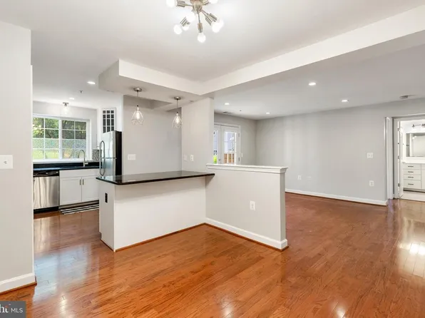 4139 S Four Mile Run Dr Unit 201, Arlington, VA 22204