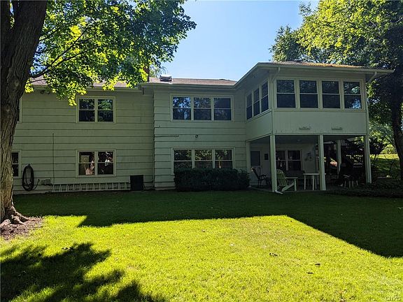 3rd image of 8 Bradford Dr