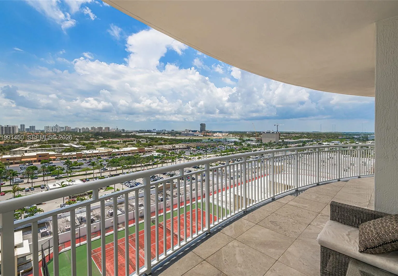 Duo Condo East — Photo 3