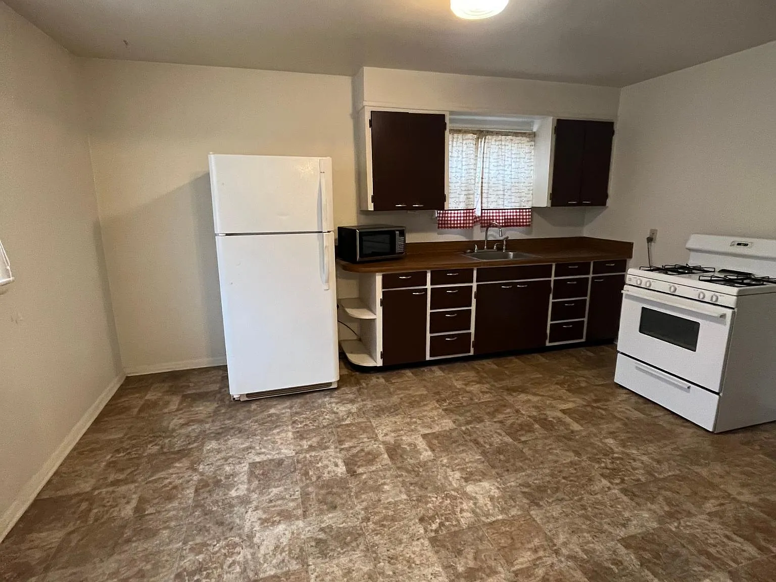 217 S Elm St — Photo 3
