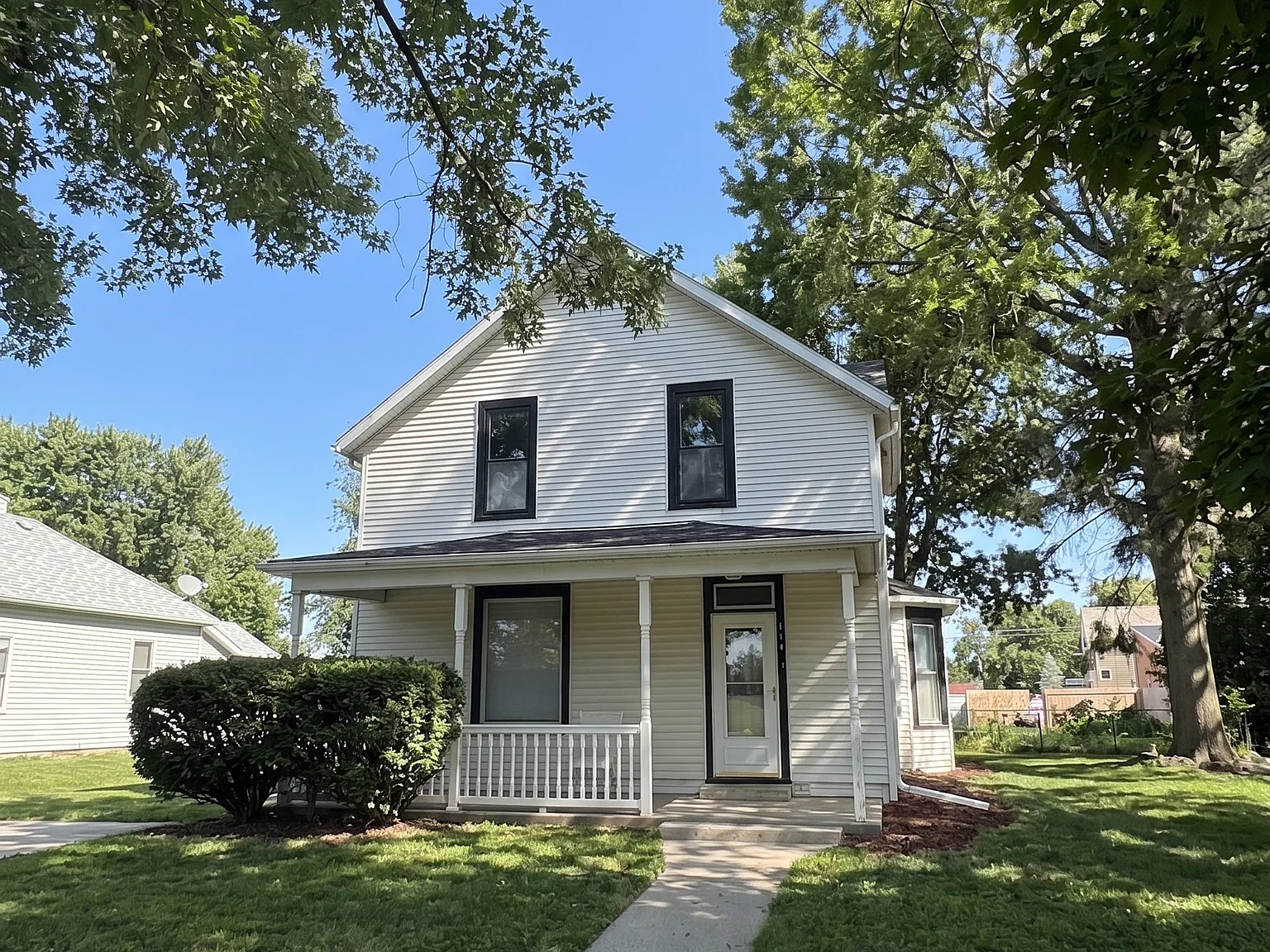 4 bed, 1949 sqft, $2,395 — Photo 2