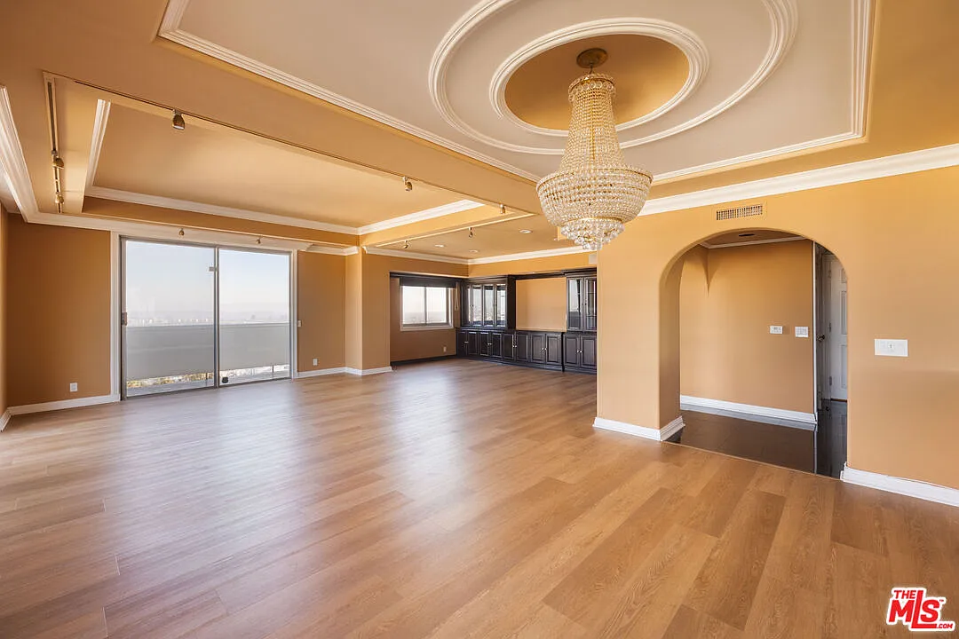 2 bed, 7.0 bath, 2130 sqft, $8,900 — Photo 2