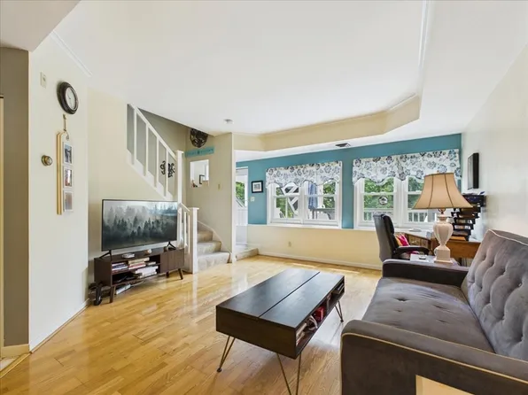 26 School St APT 212, Hull, MA 02045