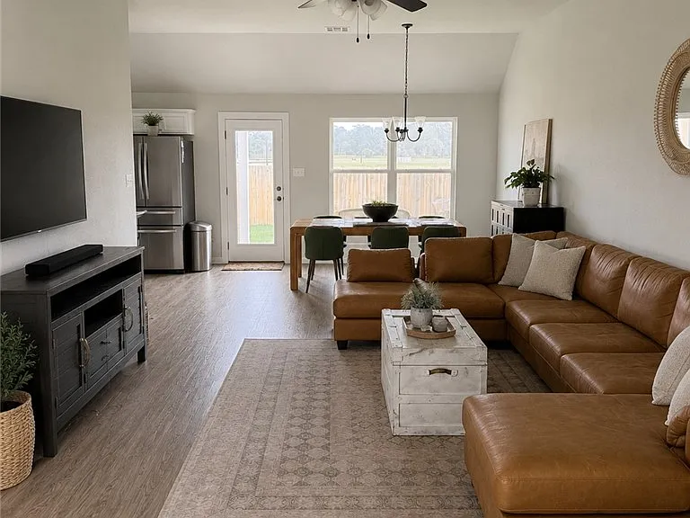 1940 Cambria Dr — Photo 2