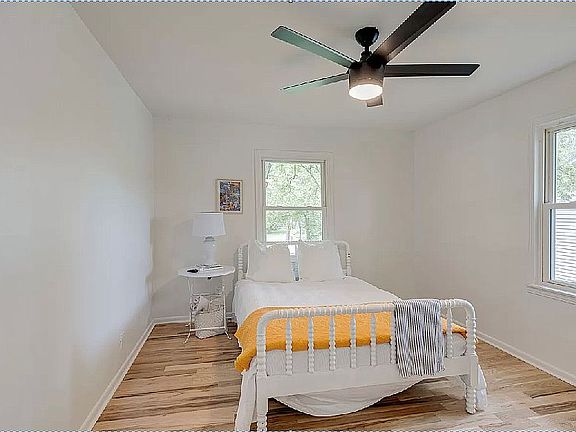 5th image of 3851 Saunders Ave