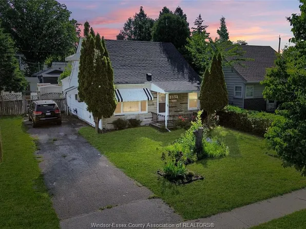2354 Highland Ave, Windsor, ON N8X 3S5