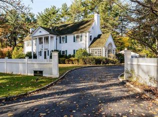 6 Meadow Spring Ln, Glen Cove, NY 11542