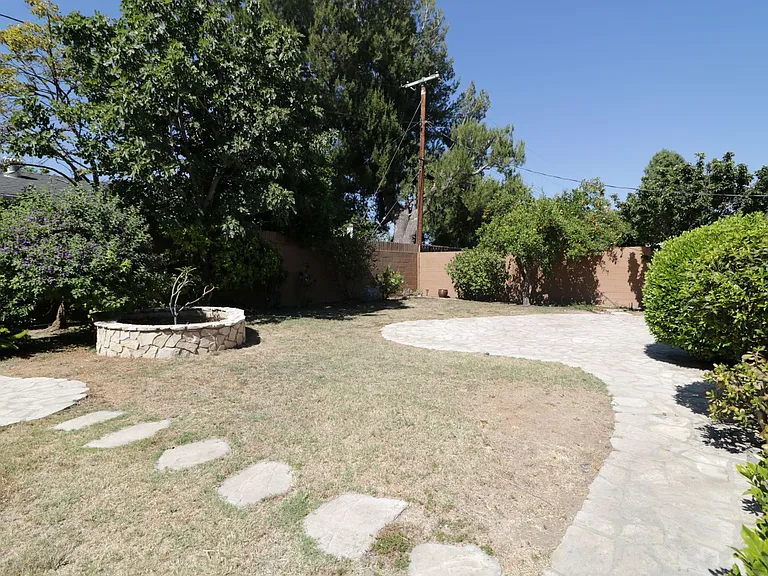 22325 Wyandotte St — Photo 25