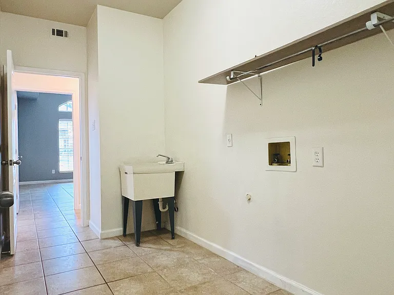 1042 Fireside Dr — Photo 24